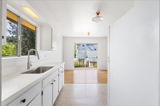 2118 Alameda Ave in Alameda, CA - Building Photo - Building Photo