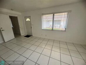 823 NE 10th St in Hallandale Beach, FL - Foto de edificio - Building Photo