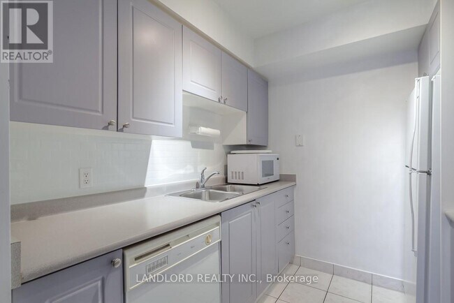 256 Doris Ave in Toronto, ON - Building Photo - Building Photo