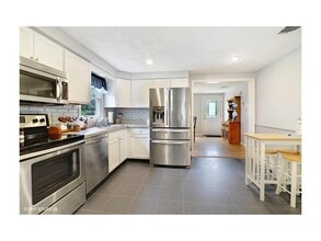 194 Allen Ave in South Kingstown, RI - Building Photo - Building Photo