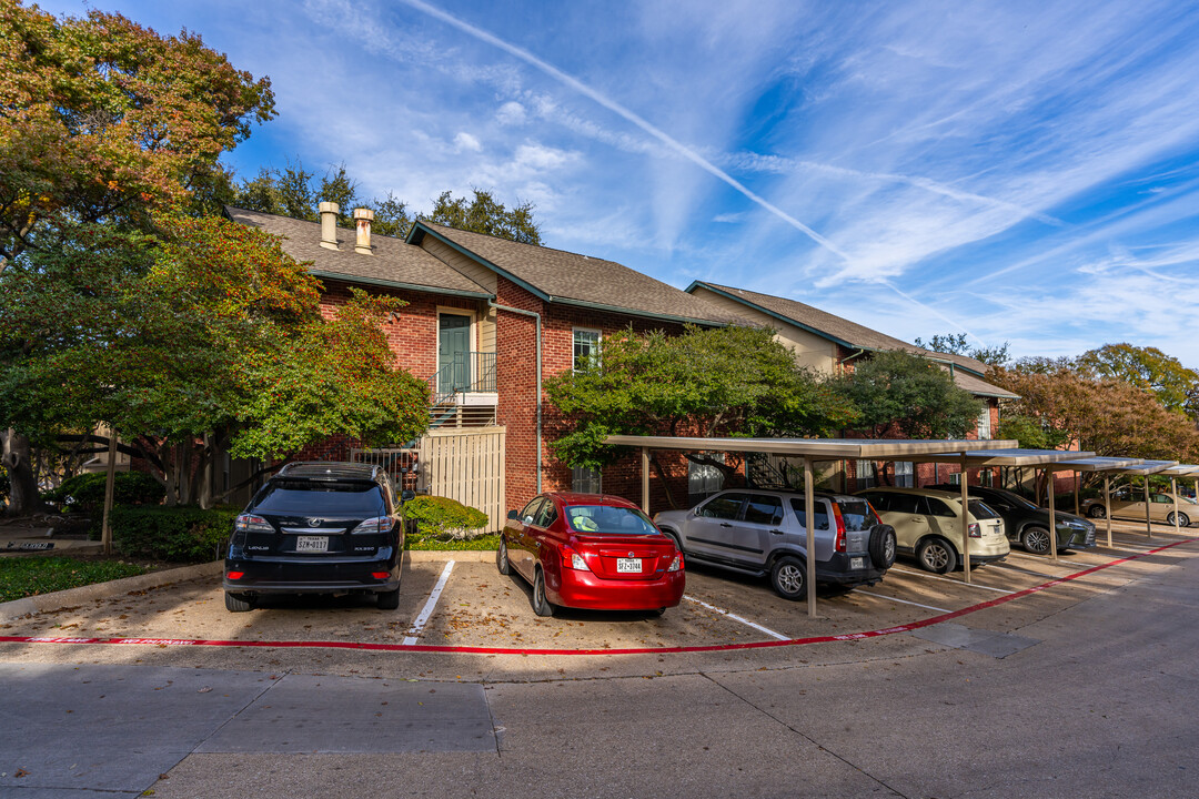 The Woods on Park Lane in Dallas, TX - Building Photo