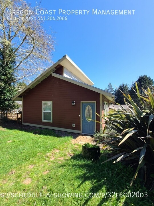 2715 NE 19th St in Lincoln City, OR - Building Photo