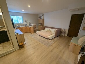 301 Windward Ave, Unit B in Los Angeles, CA - Building Photo - Building Photo