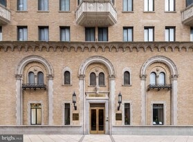 222 W Rittenhouse Sq in Philadelphia, PA - Building Photo