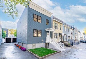 111 Clarke Ave in Jersey City, NJ - Building Photo