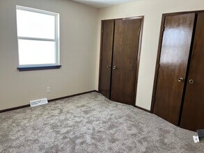 8905 Haskins St in Lenexa, KS - Foto de edificio - Building Photo