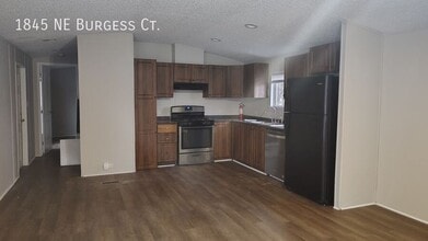 1845 NE Burgess Ct in Topeka, KS - Building Photo - Building Photo