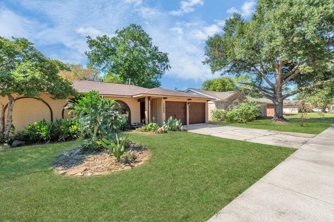 13627 Greenridge Dr in Sugar Land, TX - Building Photo - Building Photo