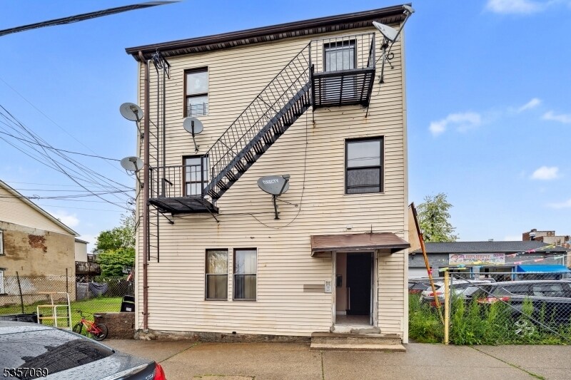 83 Jersey St in Paterson, NJ - Building Photo
