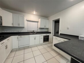 65 Bentley Dr in Miami Springs, FL - Building Photo - Building Photo