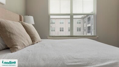 16346 Lydia Hill Dr, Unit 3325 in Chesterfield, MO - Foto de edificio - Building Photo