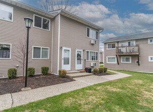 11 Fishkill Glen Dr in Fishkill, NY - Building Photo - Building Photo