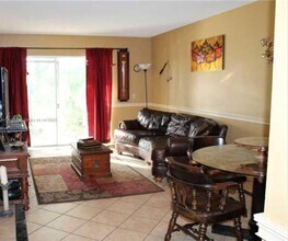 8000 SW 81st Dr-Unit -201 in Miami, FL - Building Photo - Building Photo