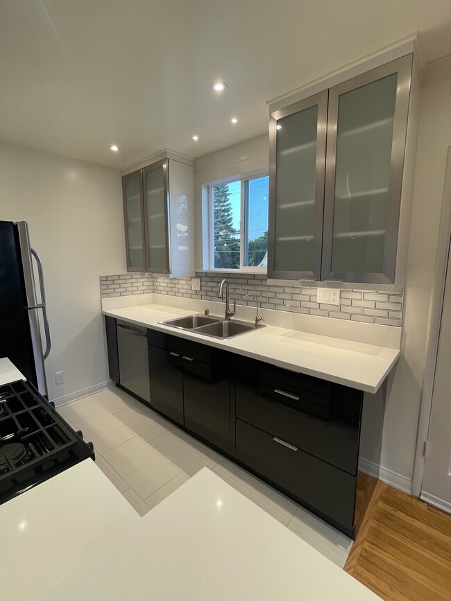 property at 5723 San Vicente Blvd