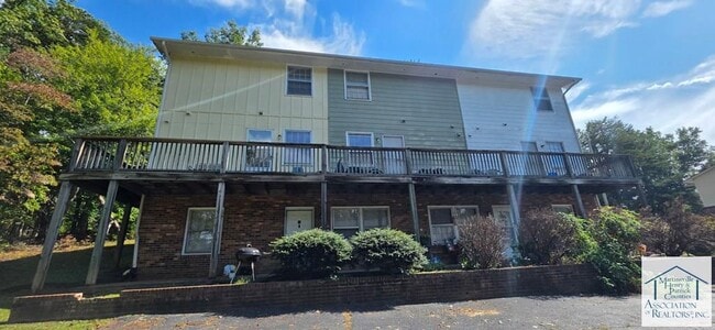 1055 Rives Rd in Martinsville, VA - Foto de edificio - Building Photo