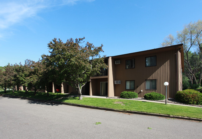 905 Coulee Rd in Hudson, WI - Foto de edificio - Building Photo