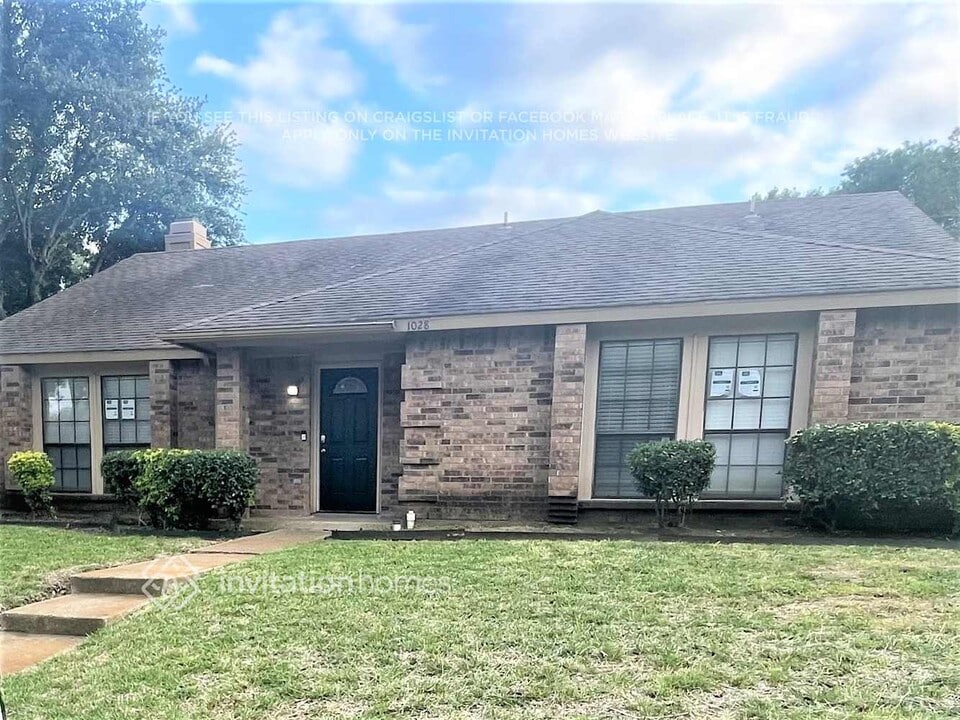 1028 Twin Falls Dr in Desoto, TX - Building Photo