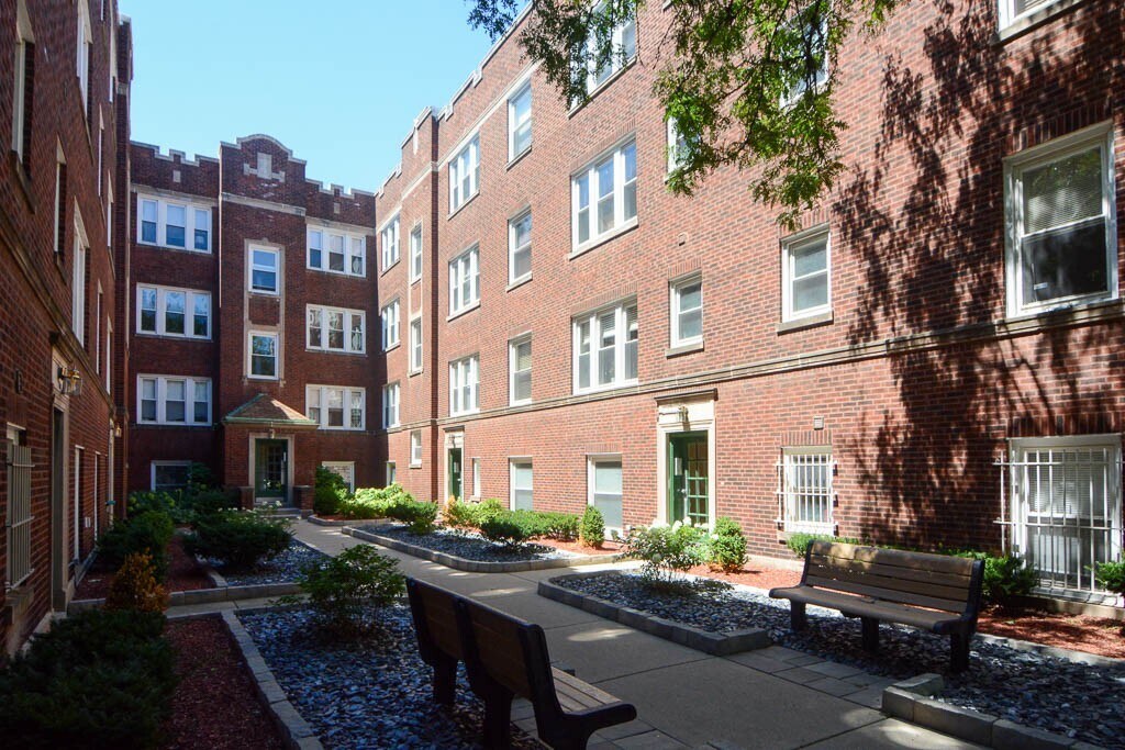 3251 N Clifton Ave in Chicago, IL - Building Photo