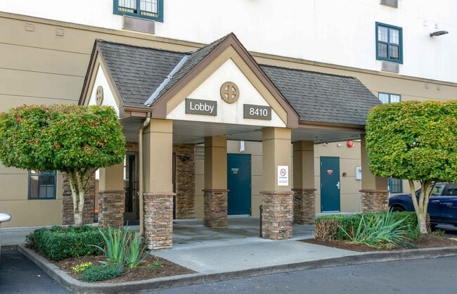 Furnished Studio-Seattle - Everett - North in Everett, WA - Foto de edificio - Building Photo