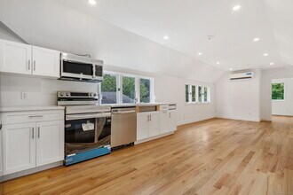 529 Danbury Rd in Wilton, CT - Building Photo - Building Photo