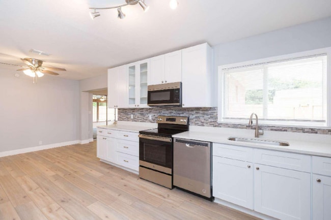 7518 New Jersey Ave in Hudson, FL - Foto de edificio - Building Photo