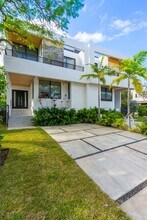 570 Fernwood Rd in Key Biscayne, FL - Building Photo - Building Photo