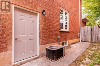 2454 Willowburne Dr in Mississauga, ON - Building Photo - Building Photo
