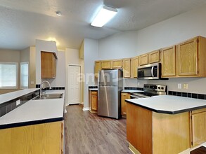 1536 E Buchman Ct in Meridian, ID - Building Photo - Building Photo