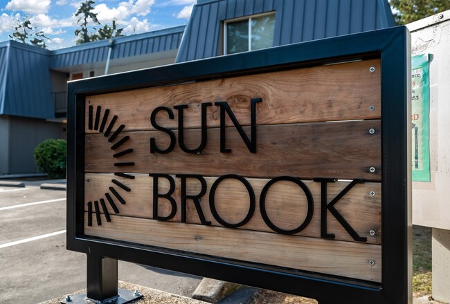 Sun Brook Apartments in Beaverton, OR - Foto de edificio - Building Photo