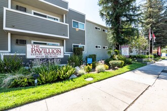 The Pavillion in Tarzana, CA - Building Photo - Building Photo