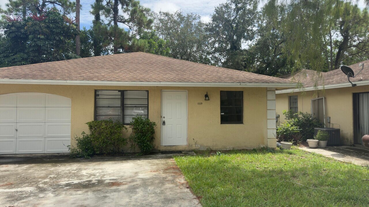 1119 Goldenrod Rd in Wellington, FL - Building Photo