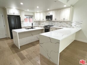 5019 W Maplewood Ave in Los Angeles, CA - Building Photo - Building Photo