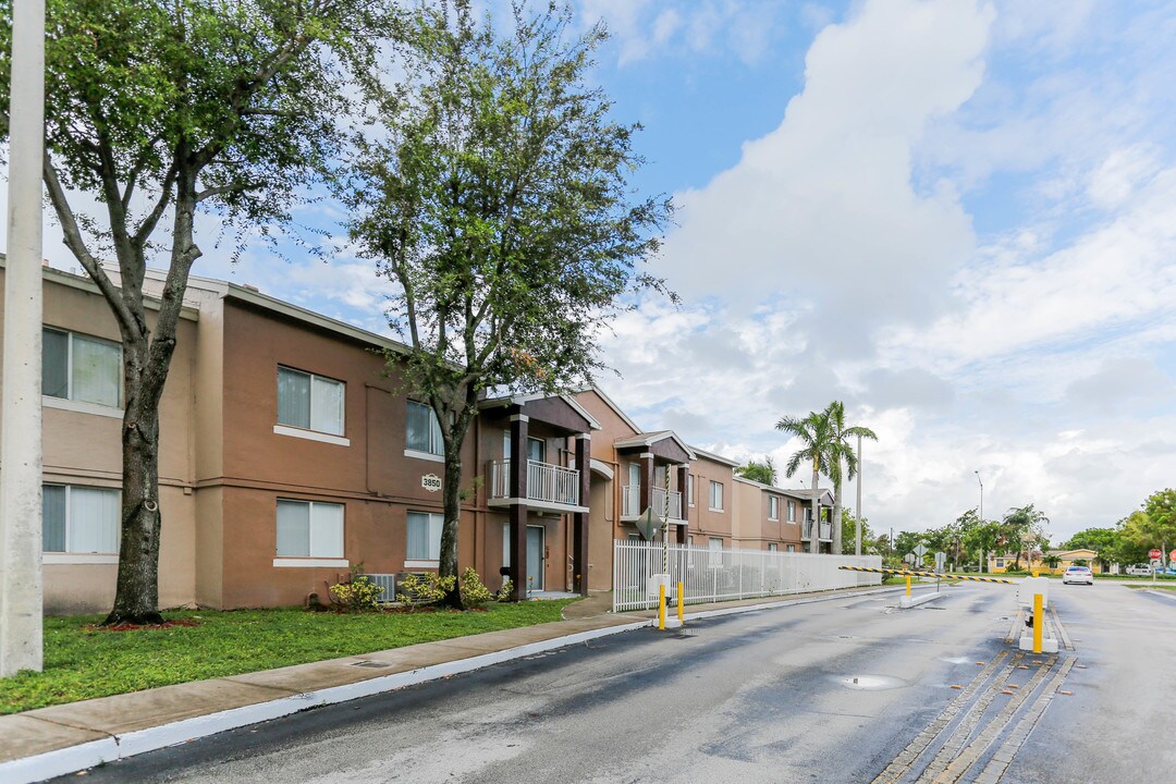 Douglas Pointe in Opa Locka, FL - Building Photo