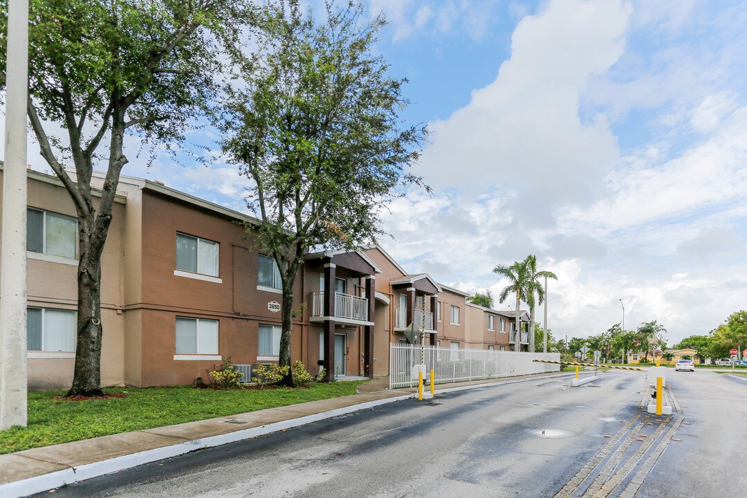 Douglas Pointe in Opa Locka, FL - Foto de edificio