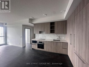 27-3227 McMahon Dr in Toronto, ON - Building Photo - Building Photo