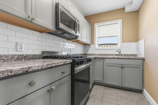 1690 N Main St in Fall River, MA - Building Photo - Building Photo