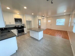 584 San Clemente St in Ventura, CA - Building Photo - Building Photo