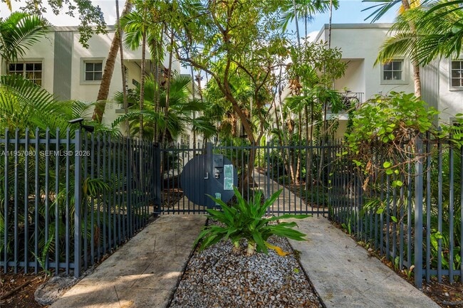 728 Lenox Ave, Unit A8 in Miami Beach, FL - Foto de edificio - Building Photo