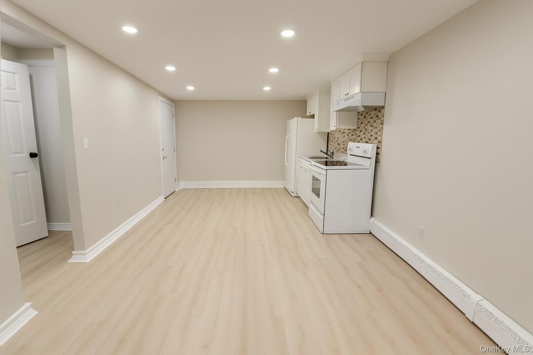 7 Paul Dr in Selden, NY - Building Photo