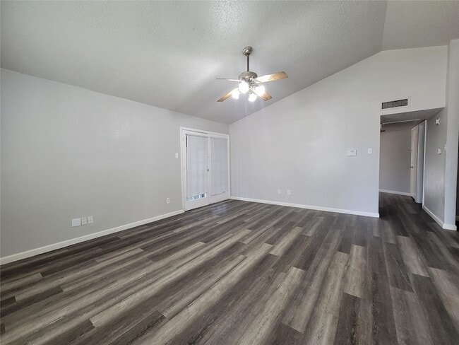 10315 Limestone Dr in Dallas, TX - Foto de edificio - Building Photo