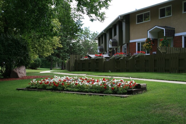 Greenwood Village in Sherwood Park, AB - Building Photo - Building Photo