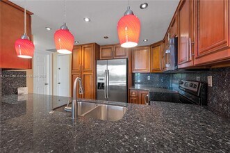 540 Brickell Key Dr, Unit 600 in Miami, FL - Building Photo - Building Photo