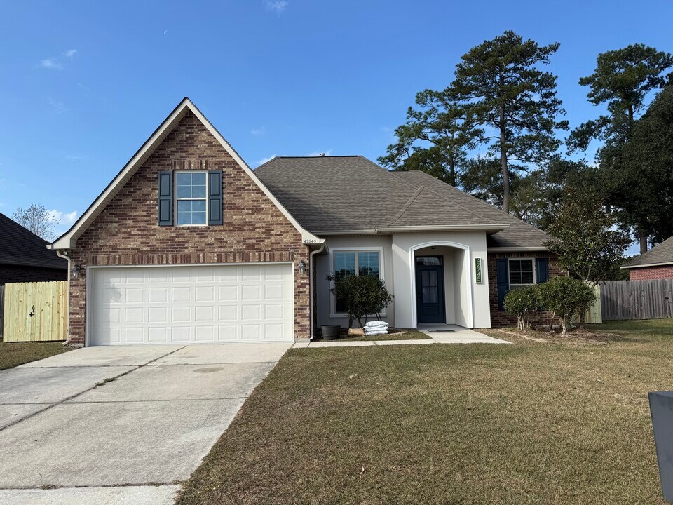 42245 Wood Ave in Ponchatoula, LA - Building Photo
