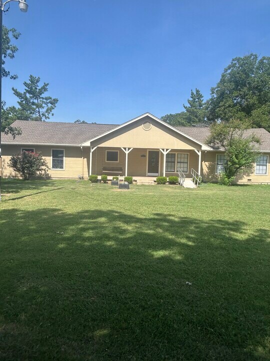 214 Co Rd 4870 in Newark, TX - Building Photo