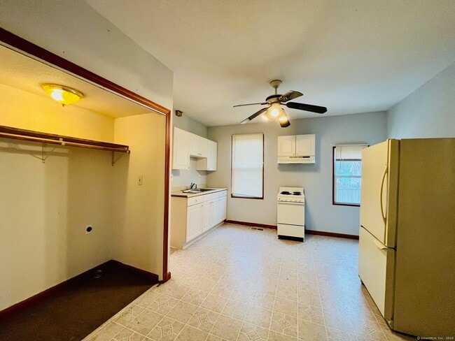 34 W Center St in Southington, CT - Building Photo - Building Photo