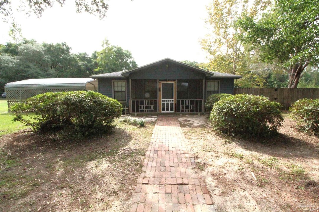 11231 Fisher Old Mill Rd in Milton, FL - Foto de edificio