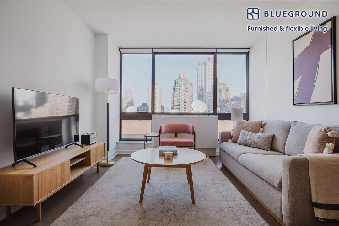 500 W 56th St in New York, NY - Building Photo