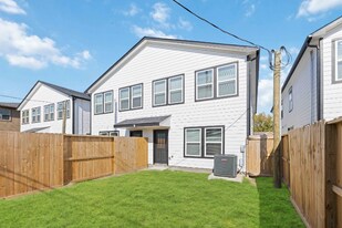 9913 Porto Rico Rd in Houston, TX - Building Photo