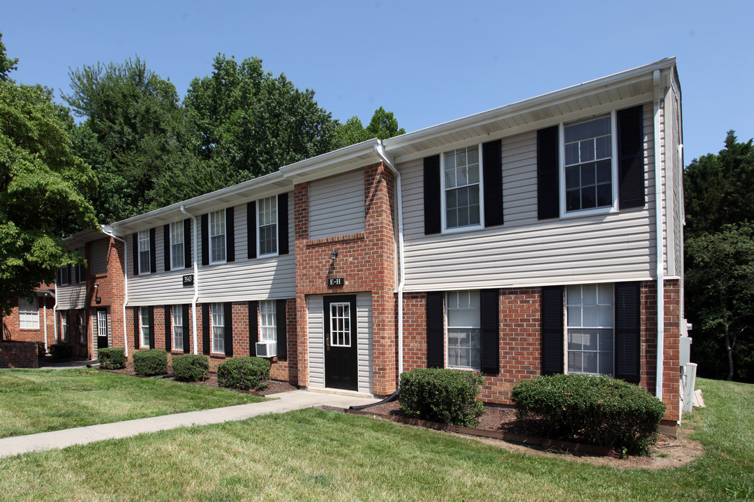 YorkTowne Apartments in Greensboro, NC - Building Photo