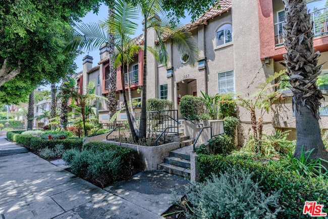 1957 N Bronson Ave in Los Angeles, CA - Building Photo - Building Photo